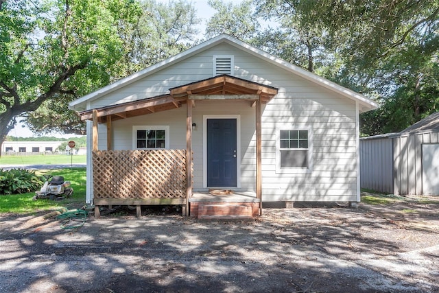 view of front of home featuring an outdoor structure