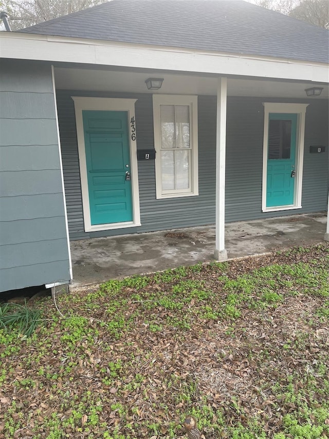 property entrance featuring a porch