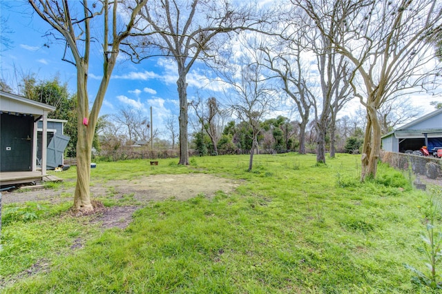 view of yard featuring an outdoor structure