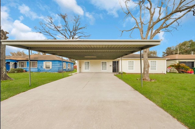 view of front of home featuring a front lawn and a carport