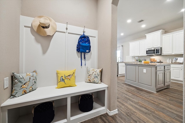 mudroom with a sink, visible vents, dark wood-style flooring, and recessed lighting