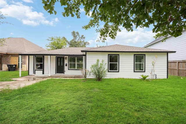 view of front facade featuring a porch and a front yard