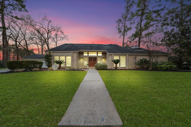 view of front facade with a lawn