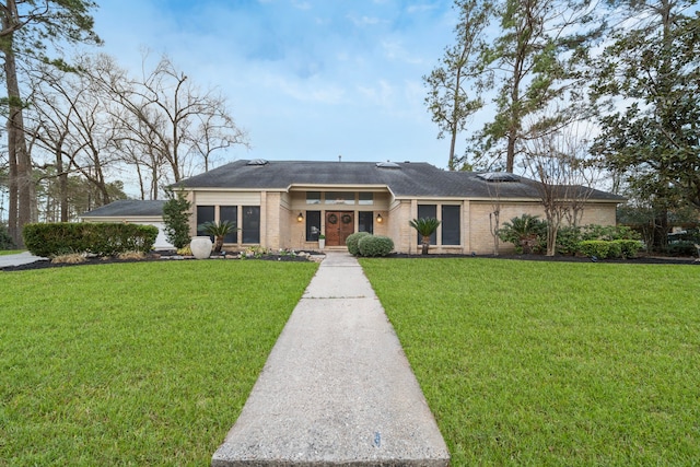 view of front of house featuring a front lawn