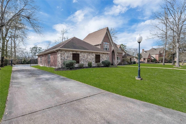 view of front facade with a front lawn