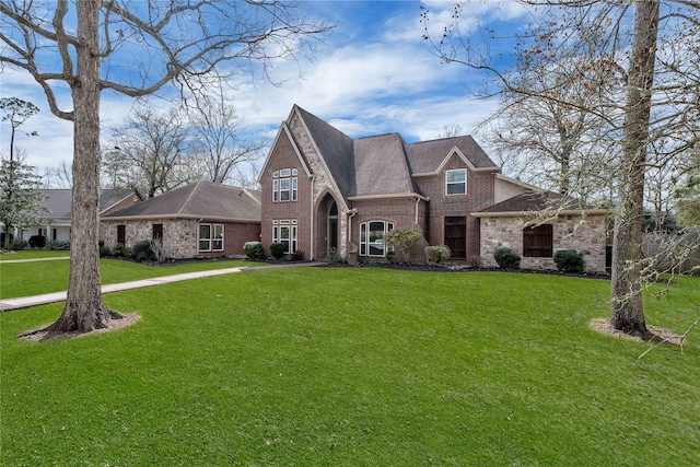 view of front of home featuring a front yard