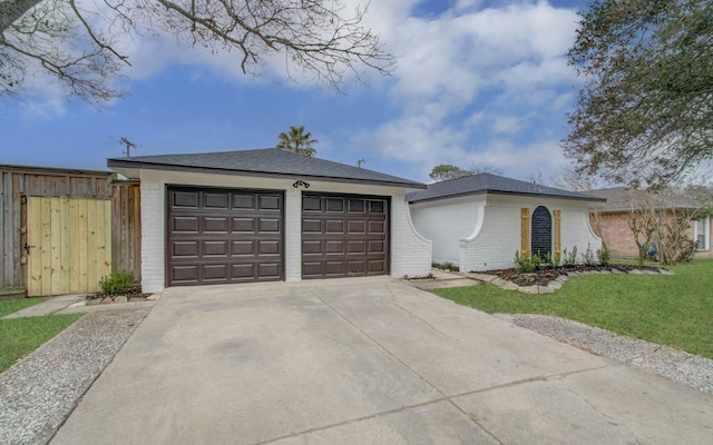 ranch-style house featuring a front lawn