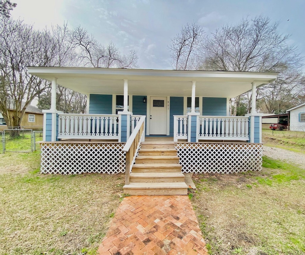 view of front of home featuring a porch and a front yard