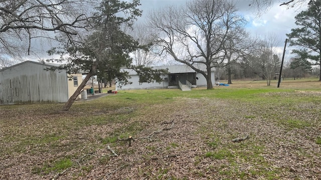 view of yard featuring a pole building and an outbuilding