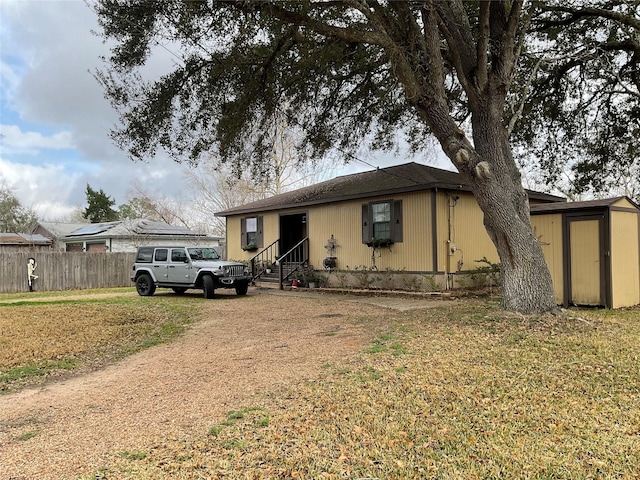 view of front of home featuring a front lawn