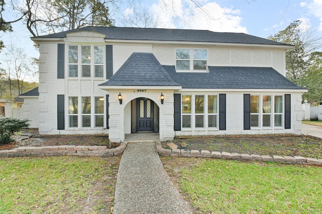 view of front of house featuring a front lawn