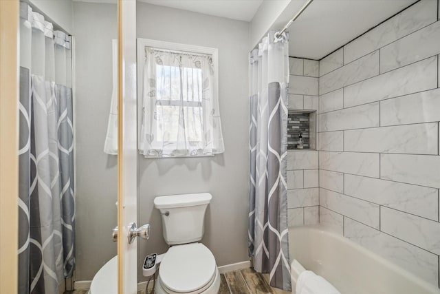 bathroom featuring shower / bathtub combination with curtain, wood finished floors, toilet, and baseboards