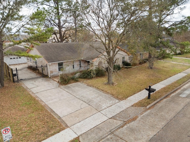 view of front of property featuring a front lawn