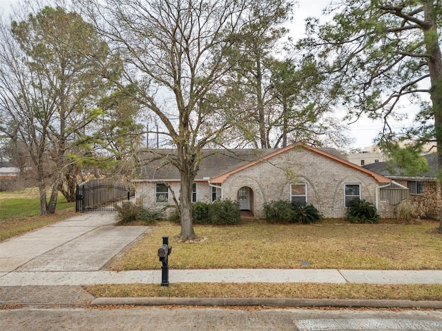 single story home with a front lawn