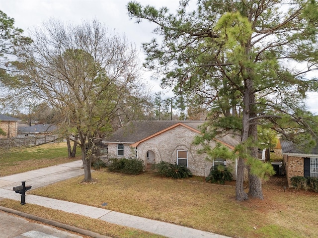 view of front facade featuring a front yard