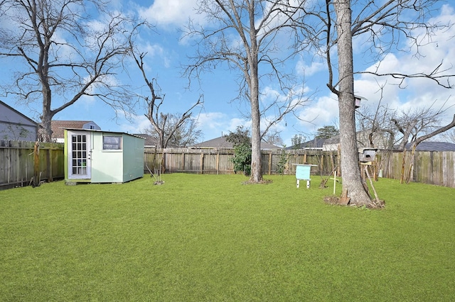 view of yard featuring a storage unit