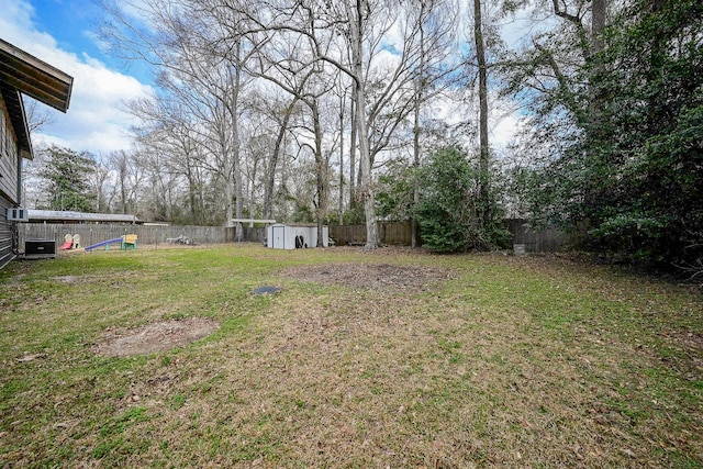 view of yard featuring a storage unit