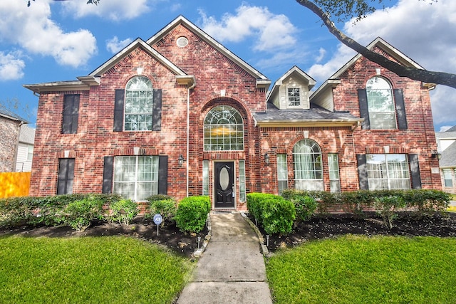 view of front of home featuring a front yard