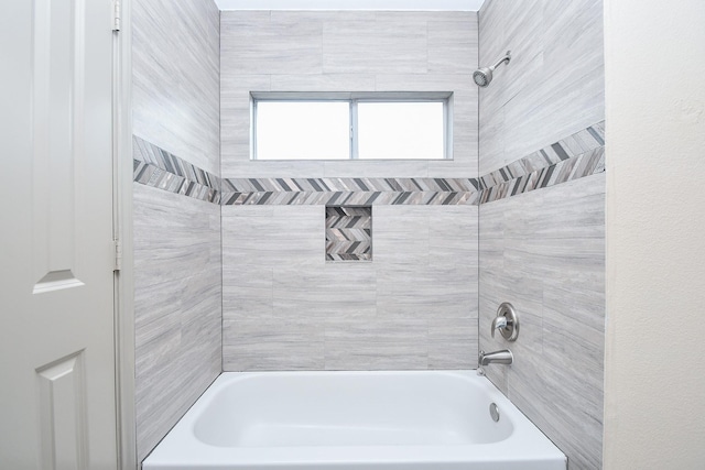 bathroom with tiled shower / bath combo