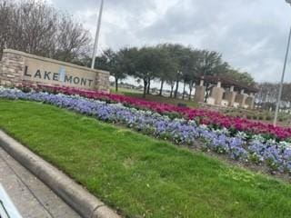 community sign featuring a yard