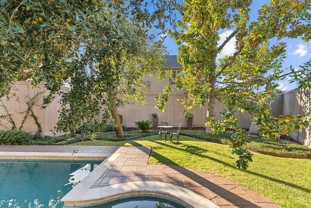 view of swimming pool featuring a yard