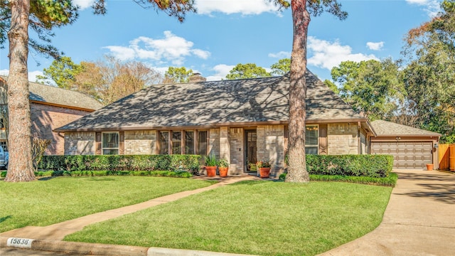 view of front of home featuring a garage and a front yard