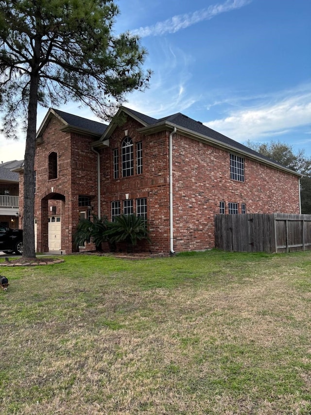 view of side of property featuring a lawn