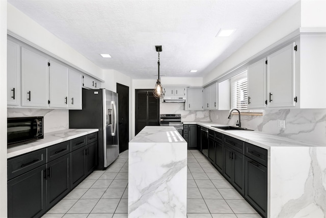 kitchen featuring sink, hanging light fixtures, stainless steel appliances, white cabinets, and a kitchen island