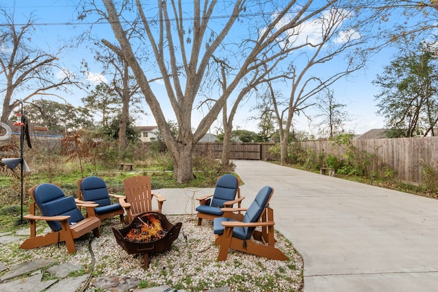 view of patio with an outdoor fire pit