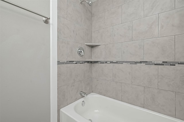 bathroom with tiled shower / bath combo