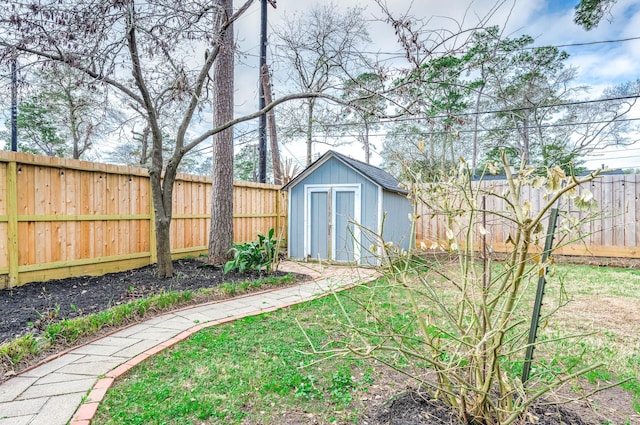 view of yard with a storage unit