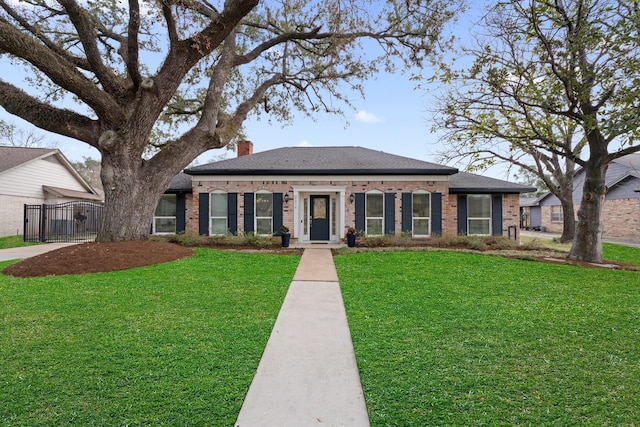 ranch-style home featuring a front lawn