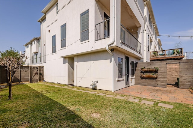 1819 Dart St, Houston, TX 77007 - back of property with stucco siding and a patio