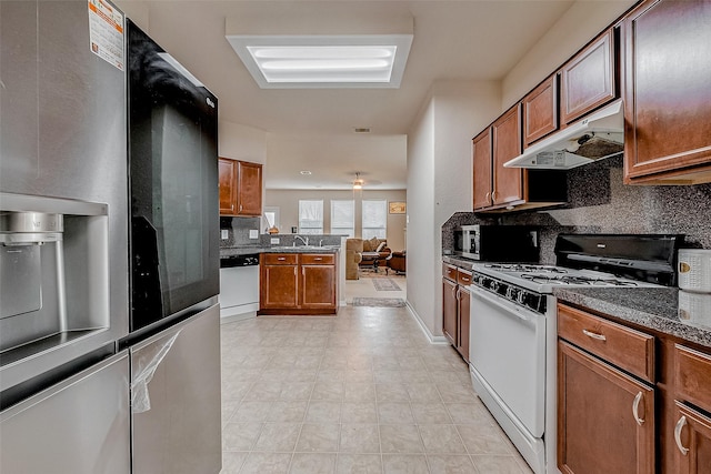 kitchen featuring tasteful backsplash, sink, and stainless steel appliances