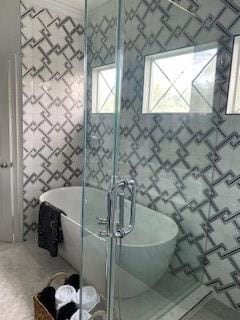 1515 Hyde Park Blvd Unit 1, Houston, TX 77006 - full bath with a soaking tub
