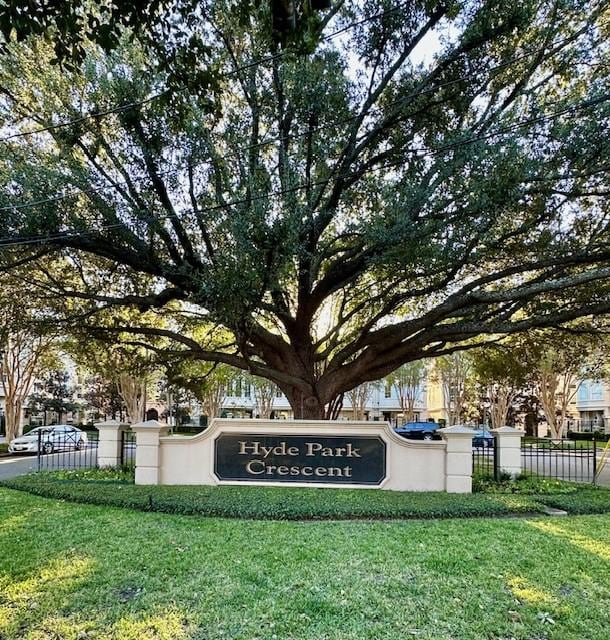 community sign featuring a lawn