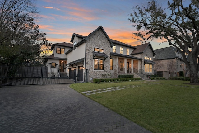 view of front of property featuring a lawn