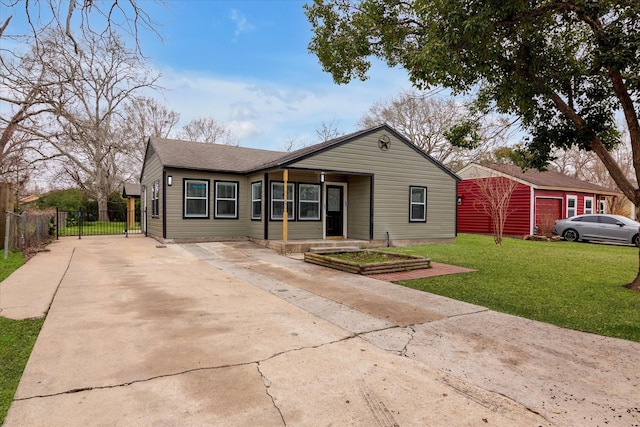 view of front of home featuring a front lawn