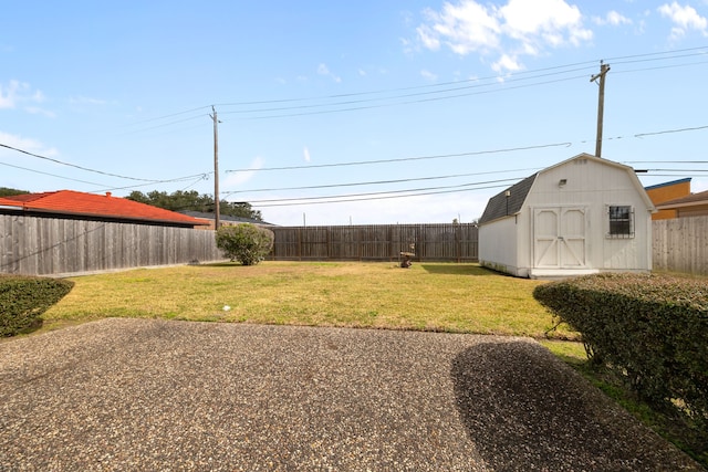 view of yard featuring a shed