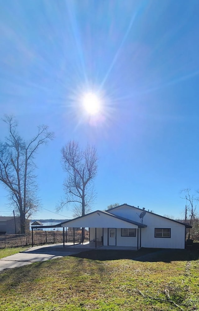 view of front of house featuring a front yard and a carport