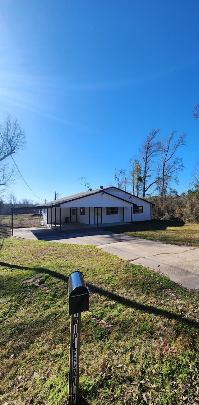 ranch-style house with a front yard