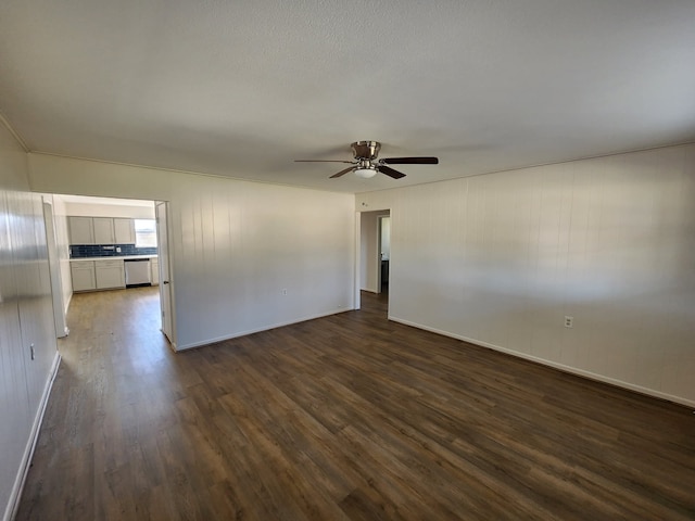 unfurnished room with dark wood-type flooring and ceiling fan