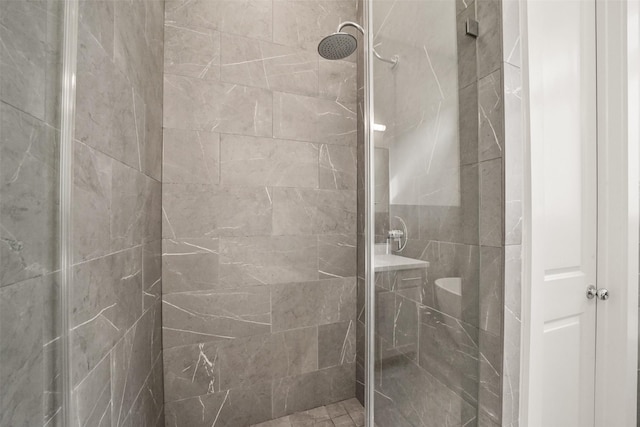 bathroom featuring a tile shower