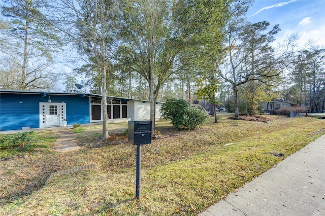 view of front facade featuring a front lawn