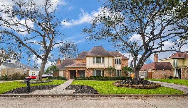 view of front of home featuring a front lawn