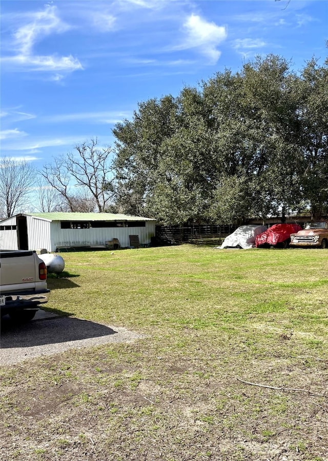 view of yard with an outdoor structure