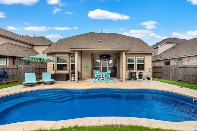 view of pool with a patio and ceiling fan