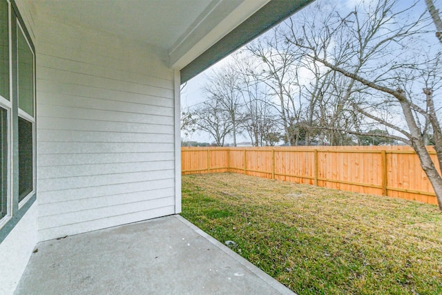 view of yard featuring a patio area