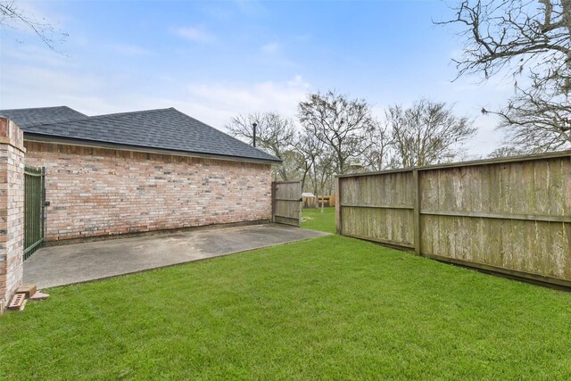 view of yard featuring a patio