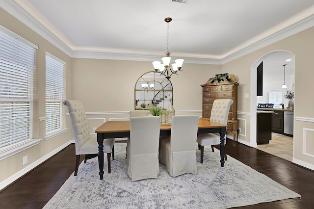 dining space featuring ornamental molding, a chandelier, and light hardwood / wood-style flooring